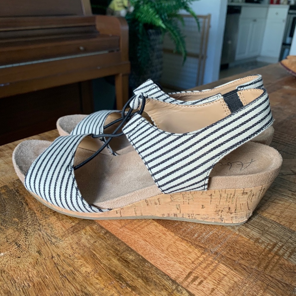 DSW striped wedge comfort sandal. Size 6.